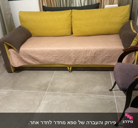 ספה עם כריות צהובות וכיסוי ורוד